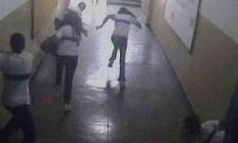 Alunos fogem em desespero durante os tiros na escola de Realengo(foto: Reproduo/Internet)