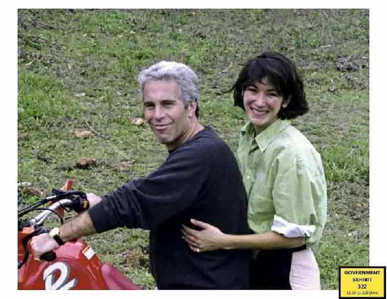 Maxwell com Epstein em uma moto