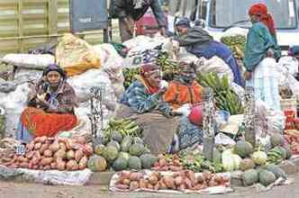 Mulheres africanas em Nairbi vendem legumes e frutas: proximidade de rvores aumenta o acesso de comunidades a vitaminas(foto: ANTONY NJUGUNA/REUTERS %u2013 19/6/08)