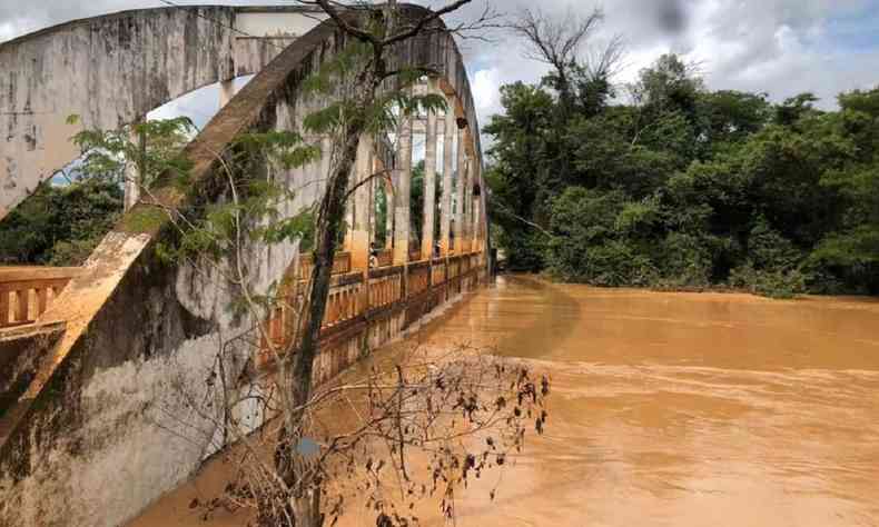 POnte do Arco alagada