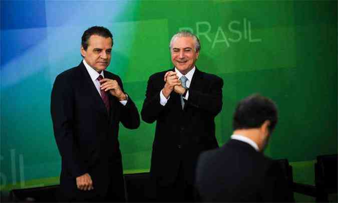 O novo ministro Henrique Eduardo Alves e o vice-presidente Michel Temer: substituio no Ministrio do Turismo irritou Renan Calheiros(foto: Elza Fiza/Agncia Brasil )