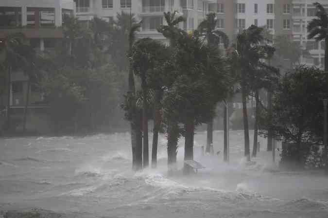 Fortes chuvas associadas ao furaco Irma deixam Miami alagadaAFP