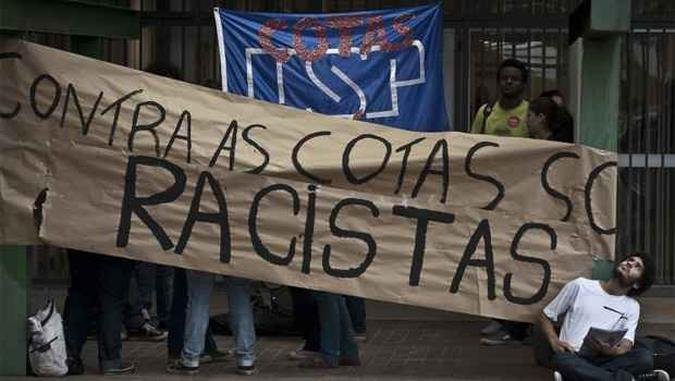 Alunos da Universidade de S�o Paulo realizam ato a favor do sistema de cotas(foto: Marcelo Camargo/ABr)