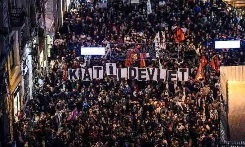 Milhares de pessoas tomaram as ruas de Istambul, na Turquia, contra atentados na capital, Ancara(foto: OZAN KOSE/AFP )