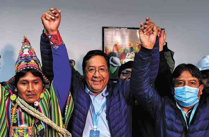 Presidente eleito Luis Arce (C), segundo pesquisas, com o vice Choquehuanca (D), teve mais de 52% dos votos, contra 31% do centrista Carlos Mesa (foto: Ronaldo Schemidt/AFP)
