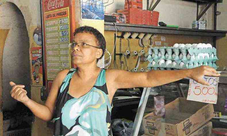 Moradora e dona de uma venda na vila, Aparecida Santos aponta risco para o prprio sustento: 