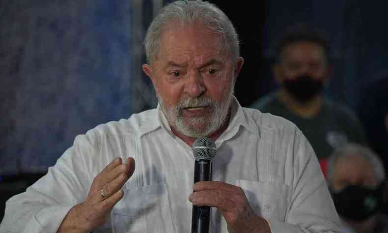 Ex-presidente Lula durante discurso. De camisa branca, segura um microfone com a mo esquerda.