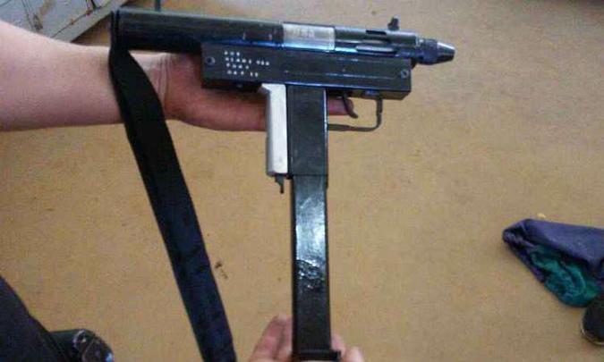 Arma foi importada de Miami, no estado da Flórida, nos Estados Unidos. Equipamento é de uso exclusivo das Forças Armadas no Brasil. (foto: Divulgação/PMMG) Arma foi importada de Miami, no estado da Flórida, nos Estados Unidos. Equipamento é de uso exclusivo das Forças Armadas no Brasil. (foto: Divulgação/PMMG)
