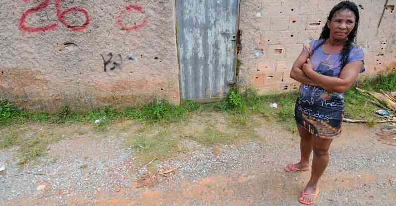 %u201CAt agora no disseram o que ser da gente%u201D, reclama Valeriana dos Santos diante da casa, marcada pela Defesa Civil, que teve que abandonar(foto: Leandro Couri/EM/D.A Press)