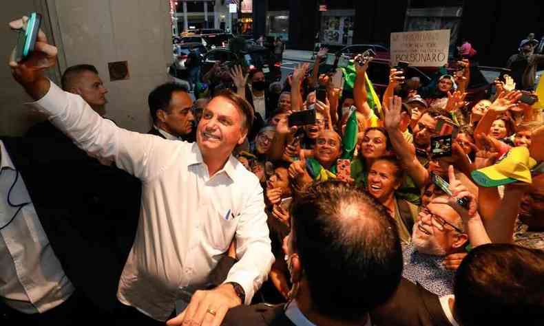 Bolsonaro faz selfie com simpatizantes em Nova York, antes do embarque para o Brasil