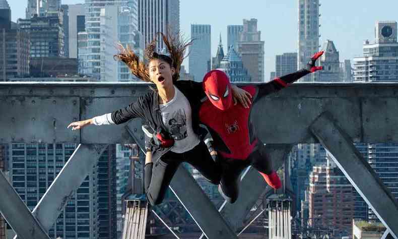Personagem MJ grita e Homem-Aranha a segura durante queda, no filme ''Sem volta para casa''