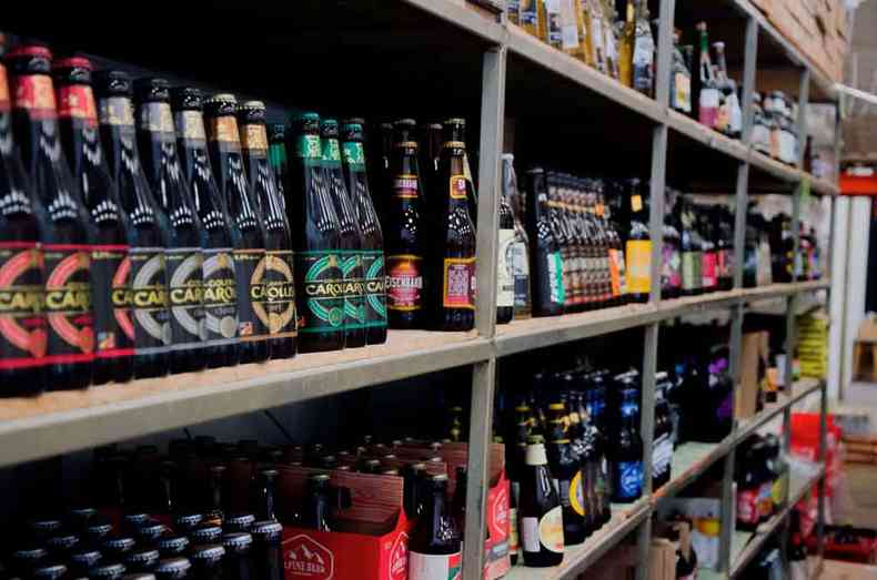Garrafas com marcas de artesanais ocupam gôndolas dos supermercados, espaço antes reservado para as cervejas pilsen (foto: Divulgação )