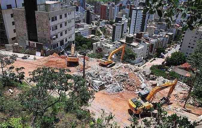 Entulho da demolio finalizada ontem ser mantido no local para, em caso de necessidade, servir de base para as escavadeiras trabalharem(foto: Marcos Vieira/EM/D.A Press. Brasil)