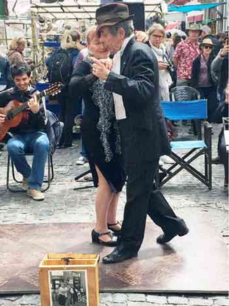 9h %u2013 Todo domingo tem a tradicional Feira de San Telmo. Lindo ver a leveza do casal danando tango(foto: carlos altman/em/d. a press)