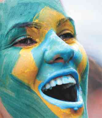 Jovem com rosto pintado com as cores do pas: primeiras eleies gerais sob as regras da Ficha Limpa (foto: Srgio Moraes/Reuters)