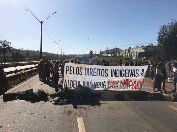 Manifestantes bloqueiam a BR-381, em So Joaquim de Bicas, na Grande Belo Horizonte, na manh desta quarta-feira (7/6). A interdio  na altura do km 506. Os indgenas protestam contra o marco temporal, que ser julgado pelo STF hoje.Edesio Ferreira/EM/D.A Press