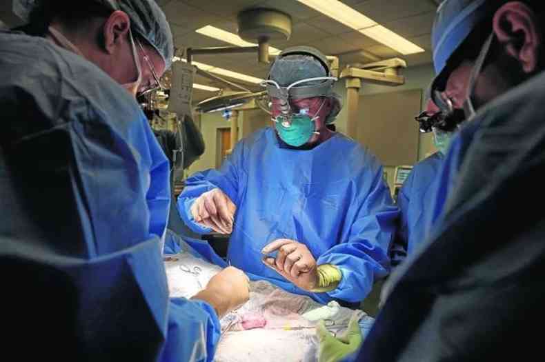 Cirurgia de retirada de um dos pnis de criana que nasceu com dois 