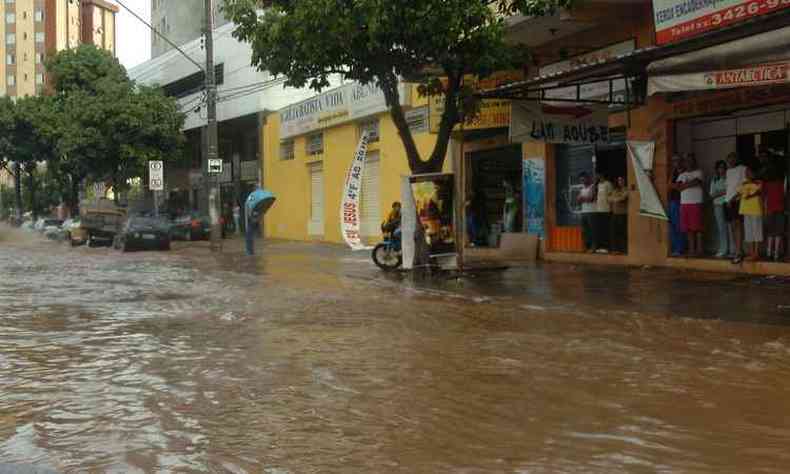 Avenida Bernardo Vasconcelos  uma das vias afetadas durante perodo de chuvas(foto: Cristina Horta/EM/D.A.Press)
