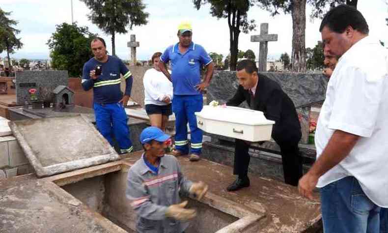 Corpos dos gmeos de 40 dias foram enterrados ontem em Uberaba(foto: Emerson Ferreira/Uberaba)