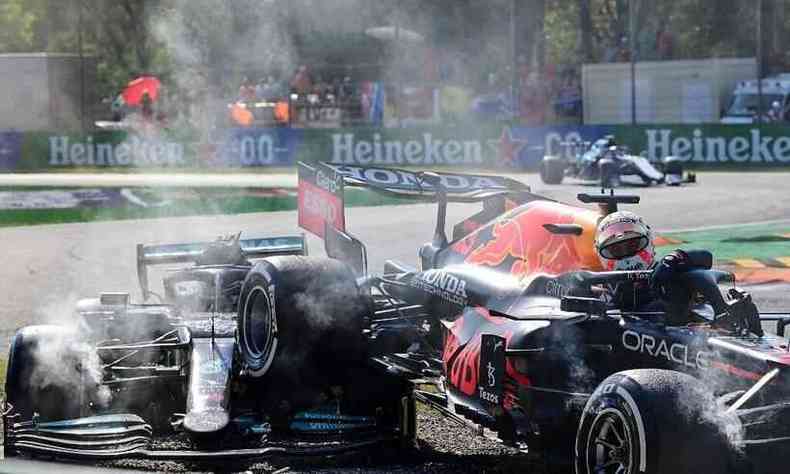Carro de Verstappen passou por cima do de Hamilton