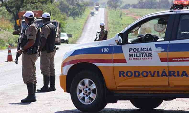 Policiais em rodovia