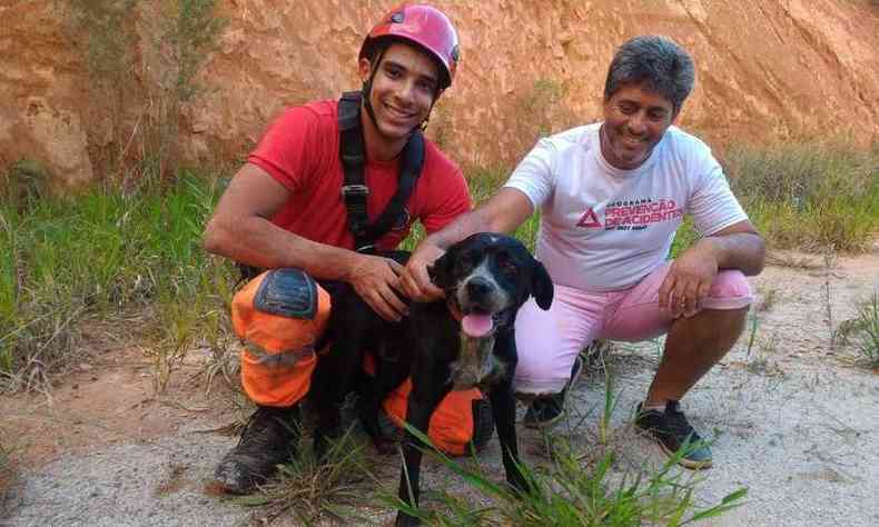 Sargento Fernandes e o dono do cachorro(foto: Corpo de Bombeiros/Divulgao)