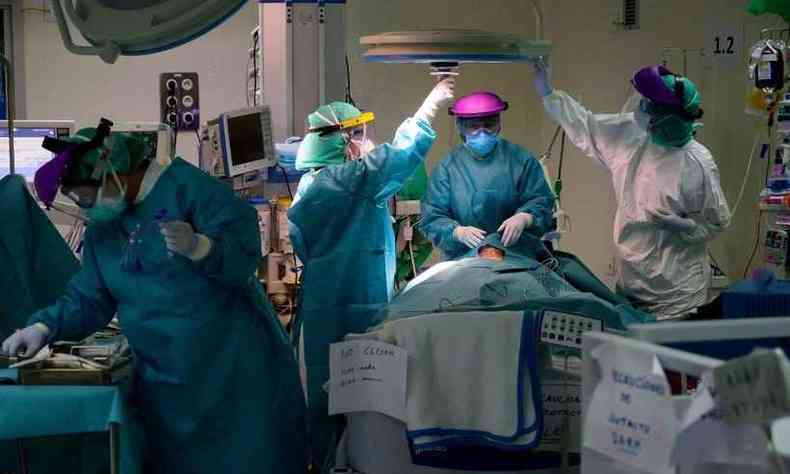 Mdicos trabalham em hospital de Madri, na Espanha(foto: PIERRE-PHILIPPE MARCOU / AFP)