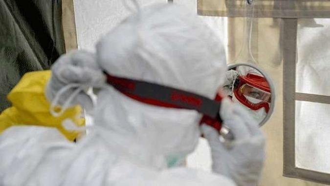 Trabalhadores da sa�de da Cruz Vermelha Internacional em treinamento(foto: FABRICE COFFRINI/AFP)