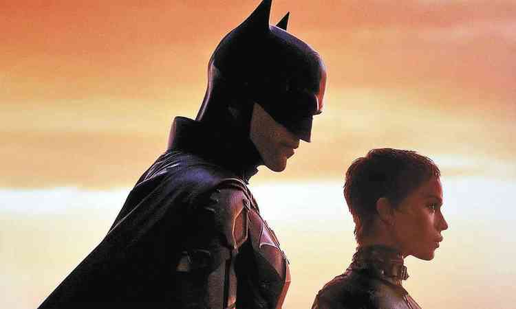 Os atores Robert Pattinson e Zo Kravitz de perfil, com o sol poente. ele usa a mscara do Batman