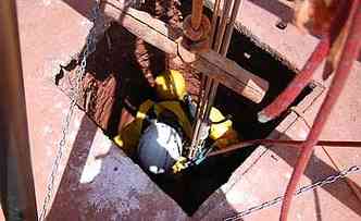 Bombeiro descendo para o resgate na cisterna(foto: Divulgao Corpo de Bombeiros )