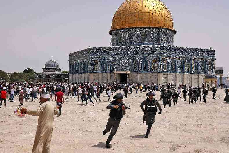 Foras de segurana israelenses e fiis muulmanos palestinos se chocam no complexo da mesquita de Al-Aqsa, em Jerusalm, o terceiro local mais sagrado do Isl(foto: AHMAD GHARABLI/AFP)