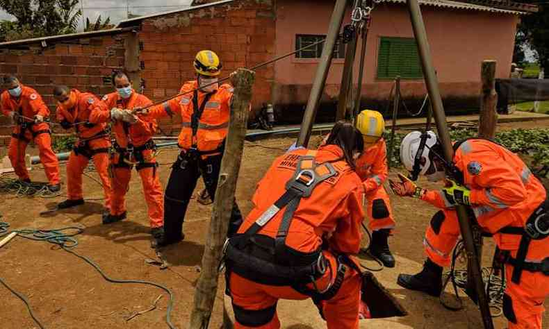 Equipe de salvamento do 8 BBM retira o corpo da vtima da cisterna(foto: 8 BBM/Divulgao)