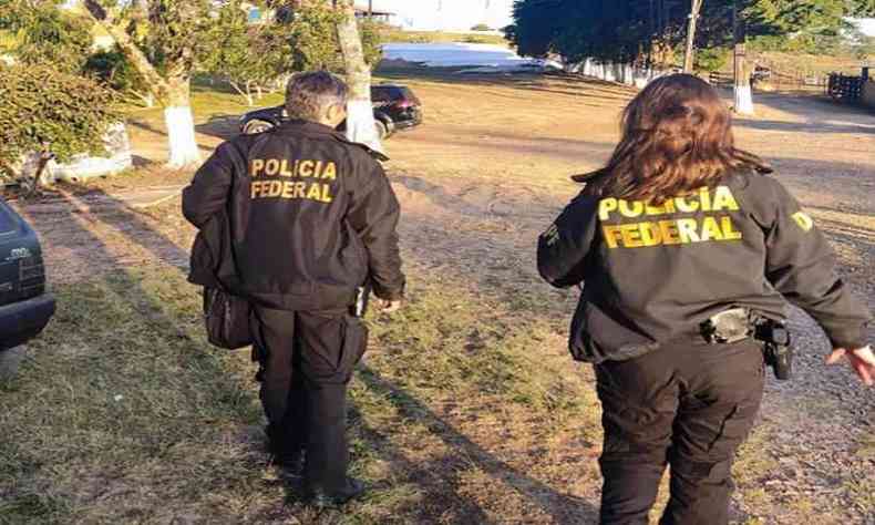 Policiais Federais chegam  propriedade rural de um dos investigados