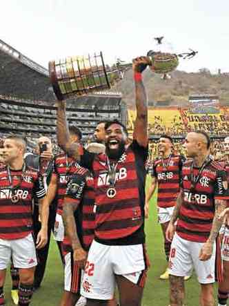 Rodinei, lateral do Flamengo erguendo a taa de campeo da Libertadores