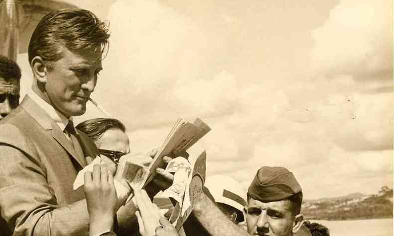 Em fevereiro de 1963, o ator Kirk Douglas d autgrafos a vrios fs no Aeroporto da Pampulha