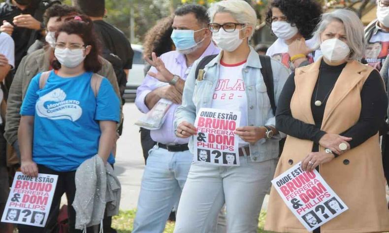 Manifestantes com cartazes