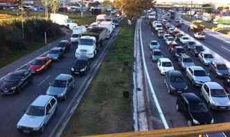 Congestionamento na altura do Bairro gua Branca(foto: Paulo Henrique Lobato/EM/D.A Press)