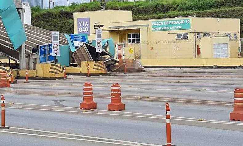 Parte do teto e vigas da praça de pedágio ficaram destruídas com a colisão (foto: Reprodução/redes sociais ) Estragos provocados pela batida da carreta na praça de pedágio