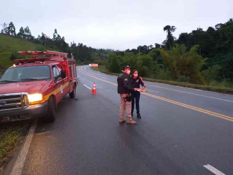 Acidente aconteceu em trecho da BR-116 localizado em Catuji, no Vale do Jequitinhonha (foto: Divulgao/Corpo de Bombeiros)