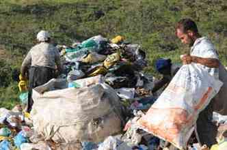 Cenrio comum em grande parte dos municpios brasileiros, como Conselheiro Lafaiete (MG):pessoas catando restos e material reciclvel para sobreviver(foto: Beto Novaes/EM/DA Press)