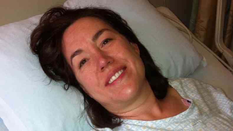 Sara McDonald no hospital, sorrindo