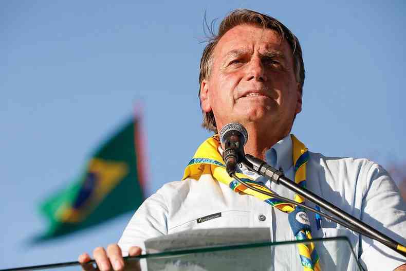 Bolsonaro fala ao microfone