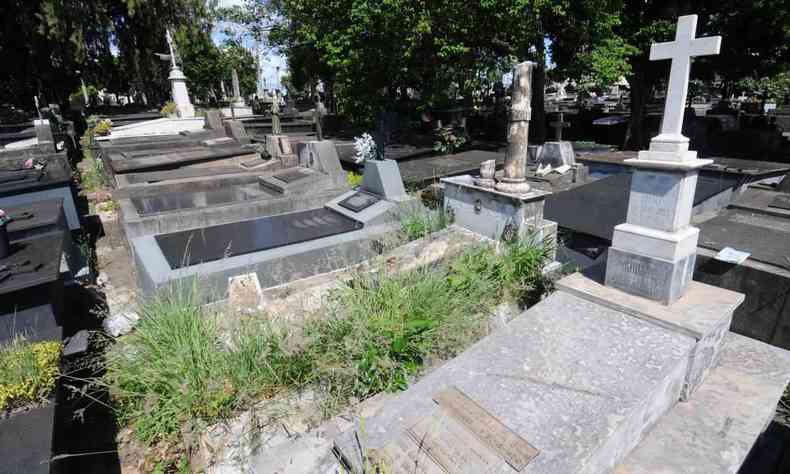 Tmulos no Cemitrio do Bonfim, com mato cercando
