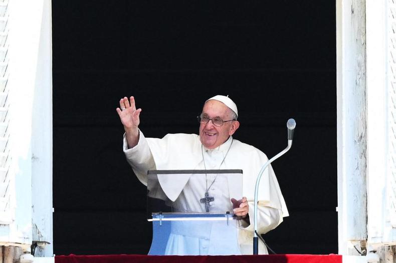 Papa acena sorridente da janela no Vaticano