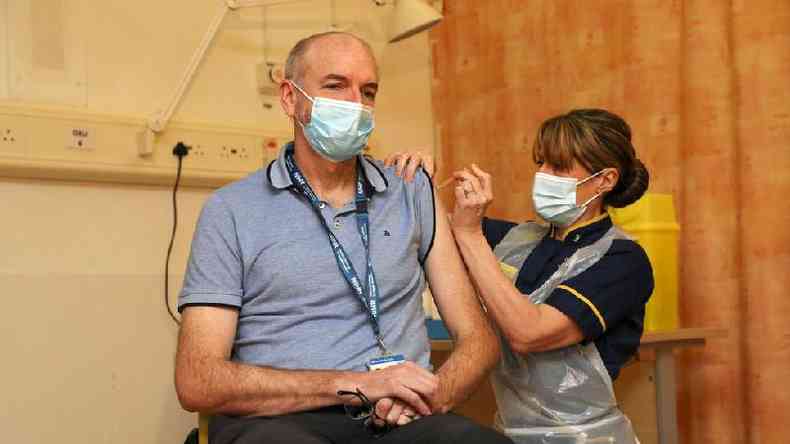 Andrew Pollard, do grupo de vacina da Universidade de Oxford, sendo vacinado(foto: Getty Images)