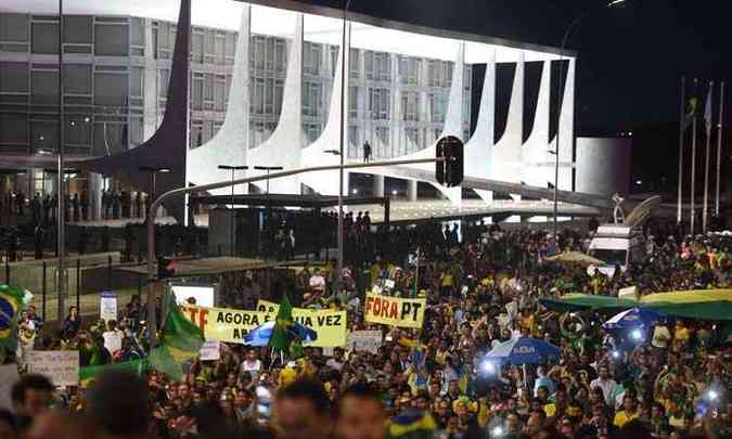 Manifestante e PM chegaram a entrar em confronto aps ameaa de invaso do Congresso (foto: Bernardo Bittar/CB/D.A Press)