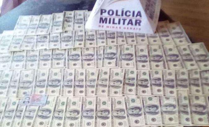 Dinheiro encontrado no forro do carro onde estava o casal(foto: Polícia Militar/Divulgação) Dinheiro encontrado no forro do carro onde estava o casal(foto: Polícia Militar/Divulgação)