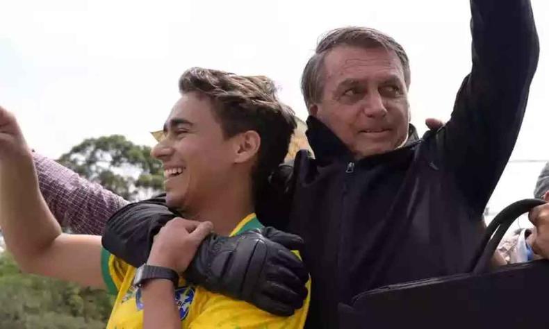 Evento vai começar no Mineirão, na Região da Pampulha, e vai até a Praça da Liberdade, na Centro-Sul(foto: DOUGLAS MAGNO/AFP) Bolsonaro abraça Nikolas Ferreira