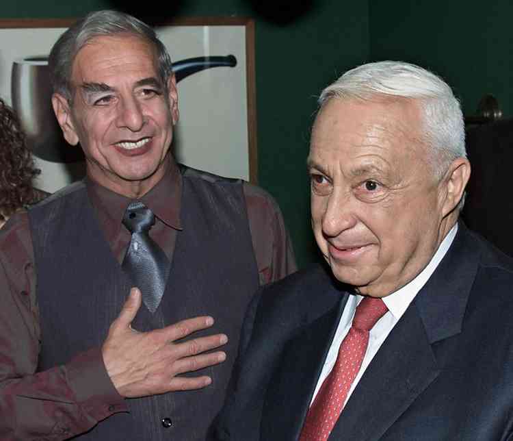 Chaim Topol, com a mo direita no peito, ao lado de Ariel Sharon, ex-premi de Israel