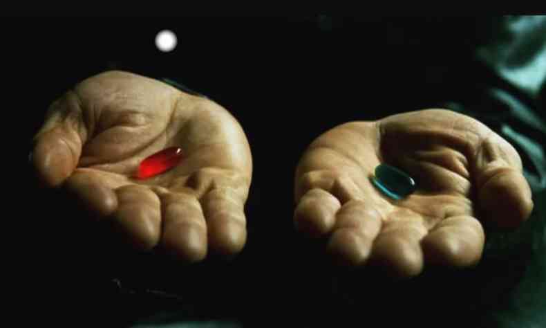 cena do filme Matrix com plulas vermelha e azul